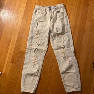 Lightwash ripped mom jeans